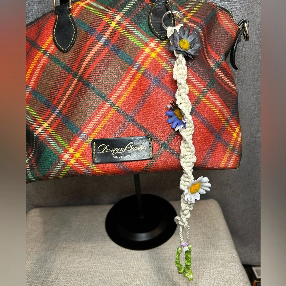 Handmade Macrame Daisy Key Chain - Picture 1 of 8
